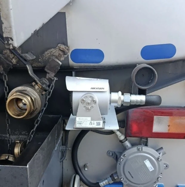 Explosion-proof camera at a fuel tanker's discharge valves